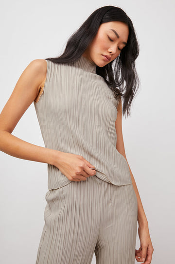 TREA OYSTER TANK-FRONT IN MOTION