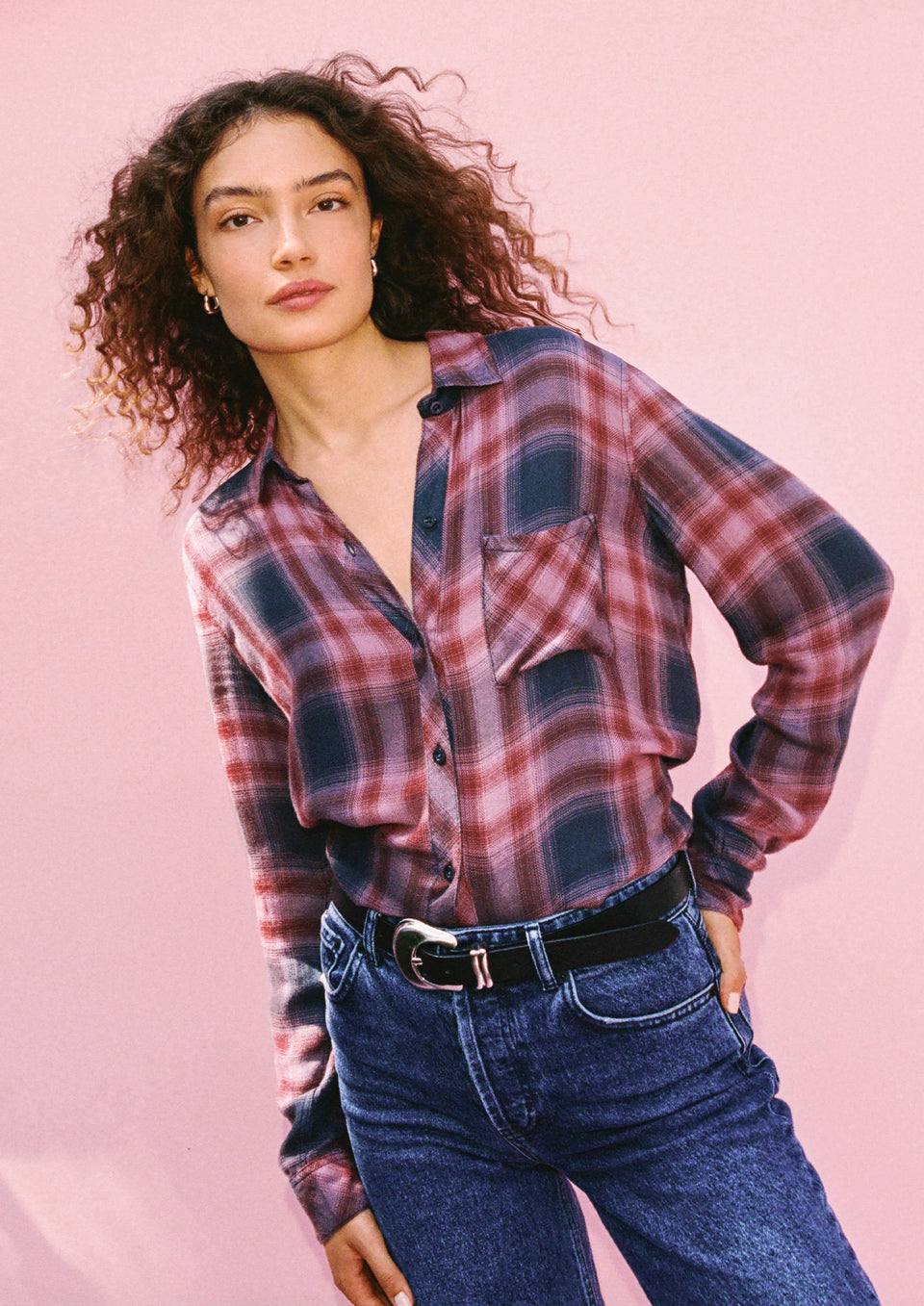 FRONT EDITORIAL IMAGE OF MODEL WEARING HUNTER SHIRT AND GETTY WIDE LEG JEANS