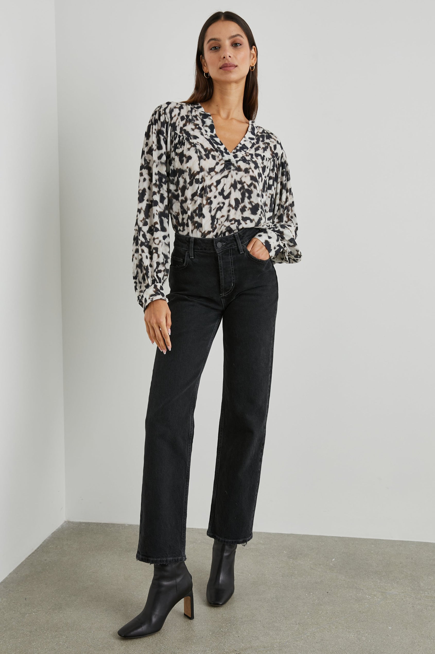 FABLE TOP BLURRED CHEETAH - FULL FRONT BODY
