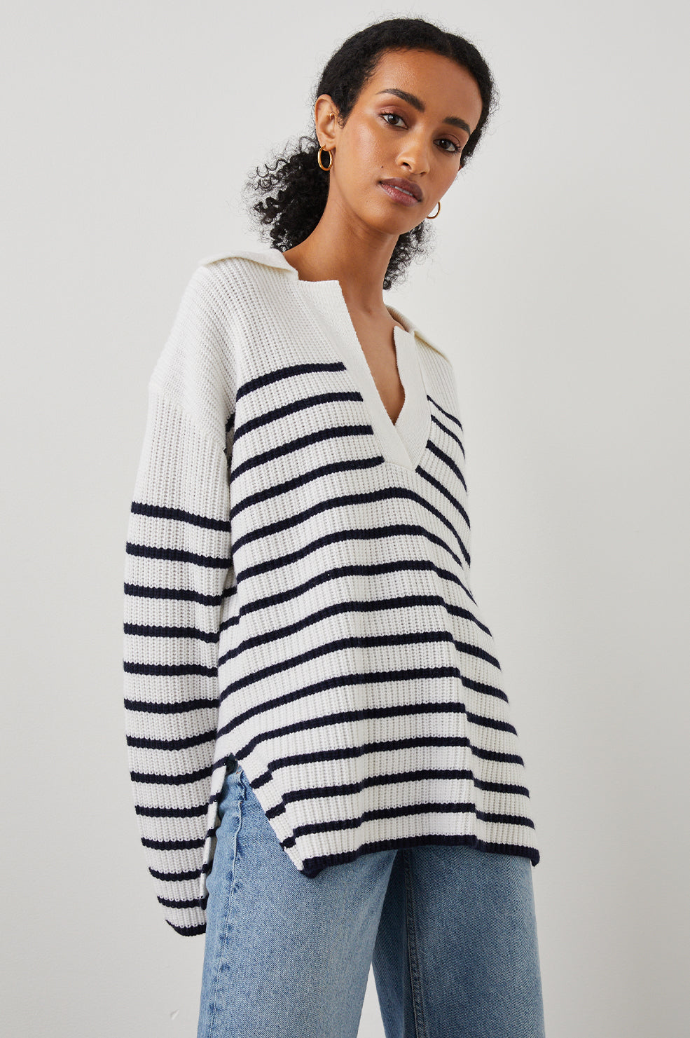 HARRIS SWEATER WHITE NAVY STRIPE - FRONT UNTUCKED