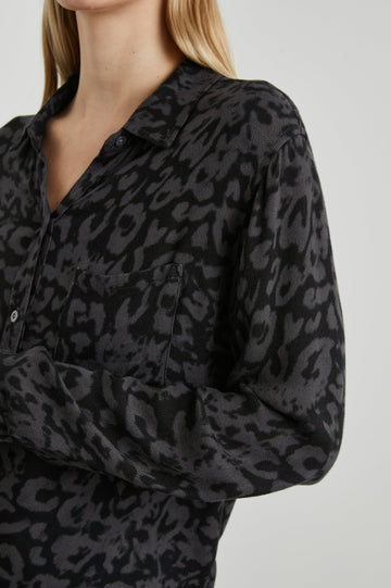 HUNTER SHIRT DIFFUSED CHARCOAL CHEETAH - DETAIL