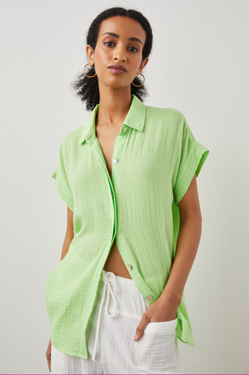 JAMIE SHIRT JADE LIME - FRONT HAND IN POCKET