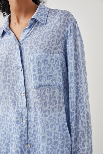 JOSEPHINE SHIRT BLUE BATIK CHEETAH - DETAIL