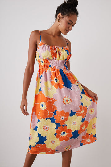 OCTAVIA DRESS  FLOWER POWER - FRONT BODY IN  MOTION 