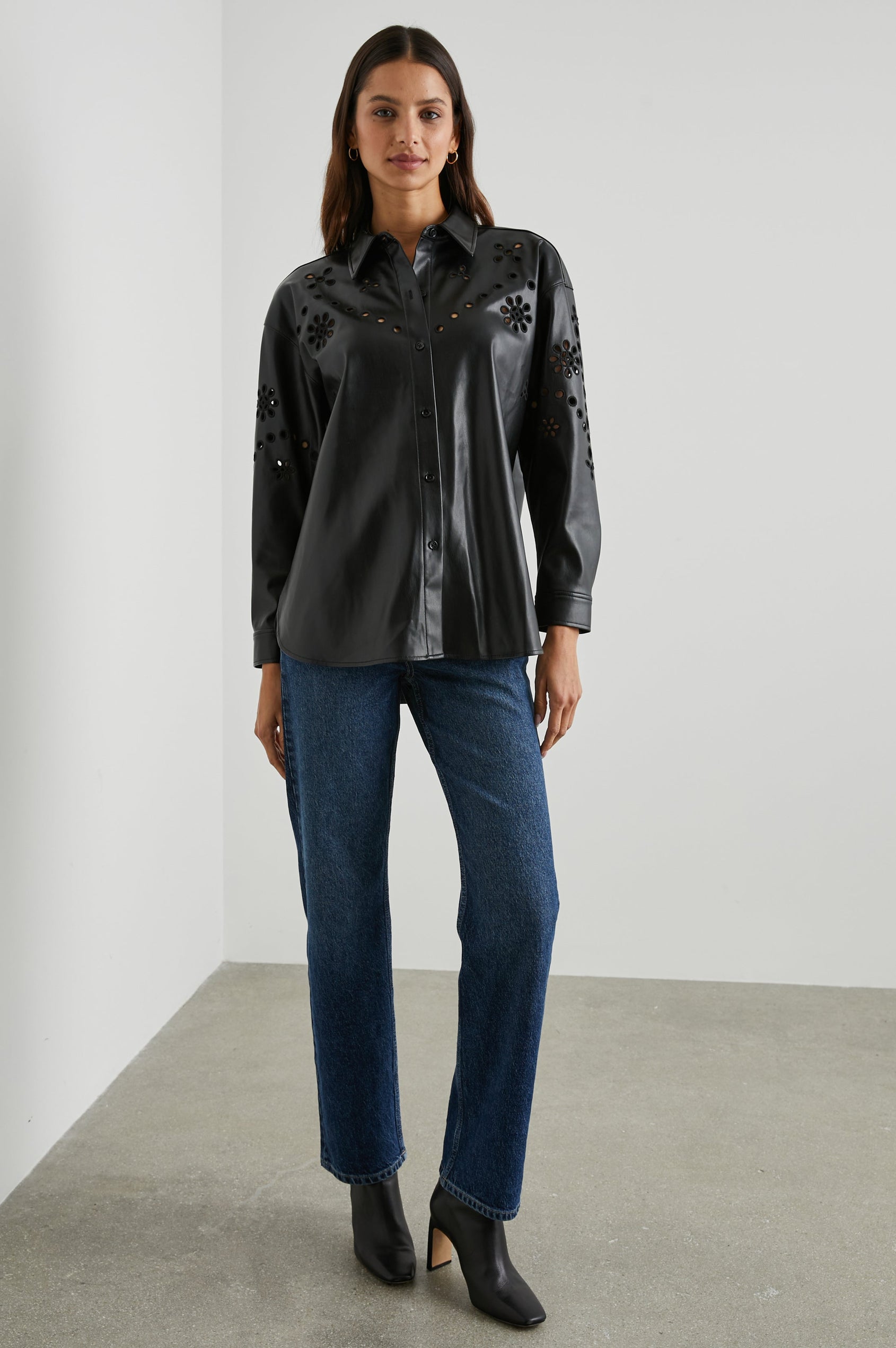 TAMSYN SHIRT BLACK - FULL FRONT BODY