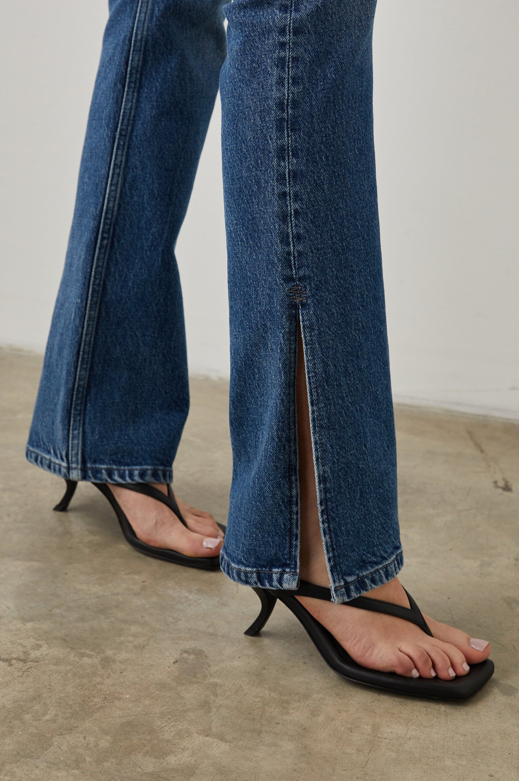 THE SUNSET NAVY STONE - BOTTOM DETAIL