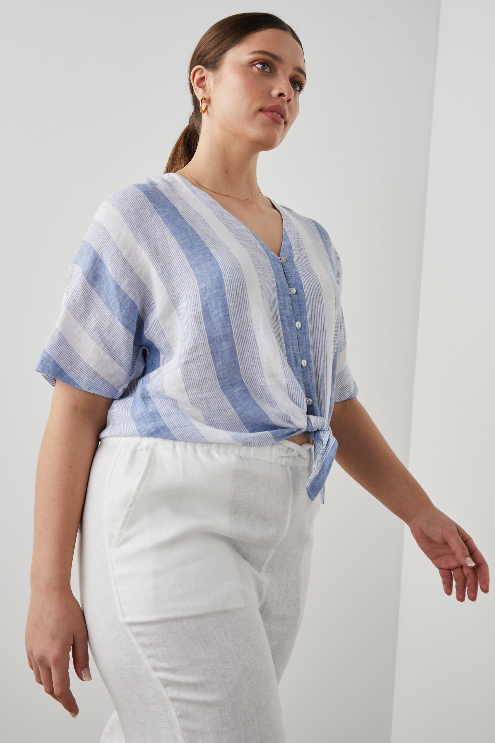 THEA TOP NEVIS STRIPE - FRONT IN MOTION MODEL 2